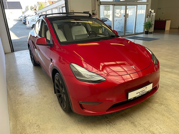 Tesla Model Y 4 of 29