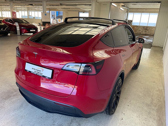 Tesla Model Y 7 of 29