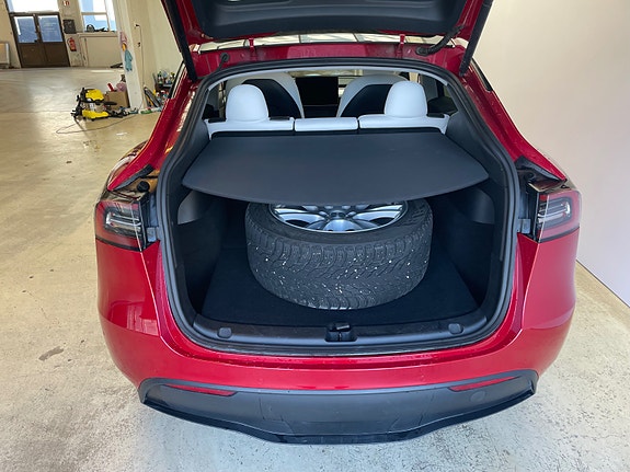 Tesla Model Y 8 of 29