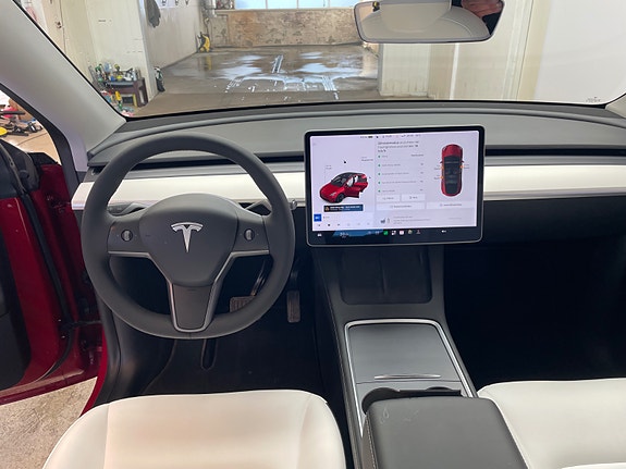 Tesla Model Y 13 of 29