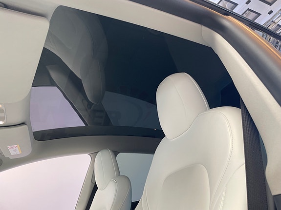 Tesla Model Y 17 of 29