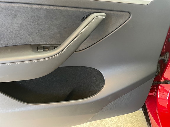 Tesla Model Y 15 of 29
