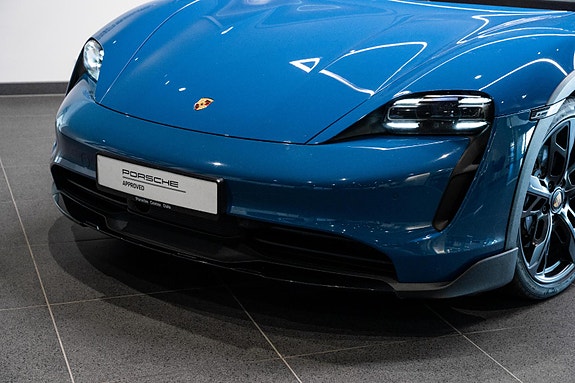 Porsche Taycan Cross Turismo 14 of 30