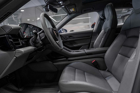 Porsche Taycan Cross Turismo 26 of 30