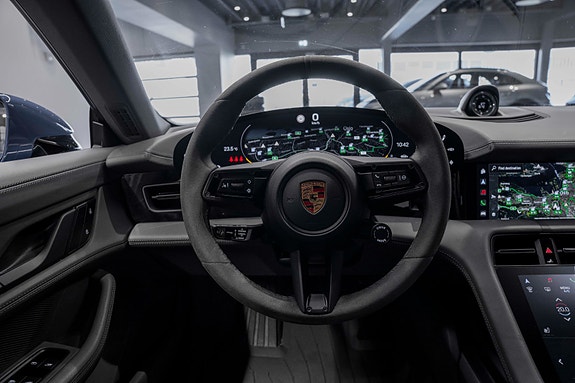 Porsche Taycan Cross Turismo 17 of 30