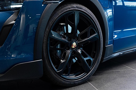 Porsche Taycan Cross Turismo 15 of 30