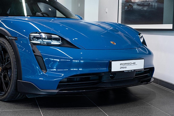 Porsche Taycan Cross Turismo 11 of 30