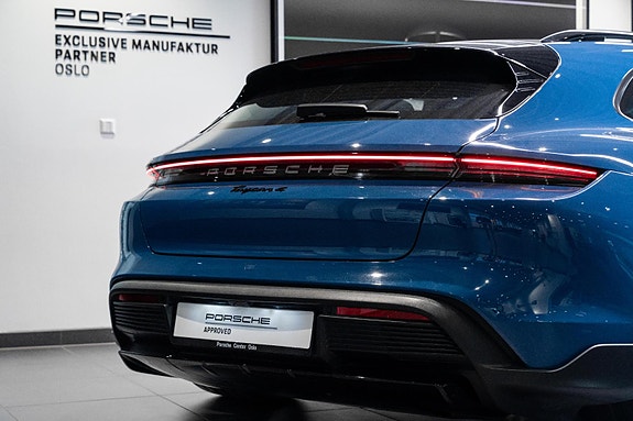 Porsche Taycan Cross Turismo 8 of 30