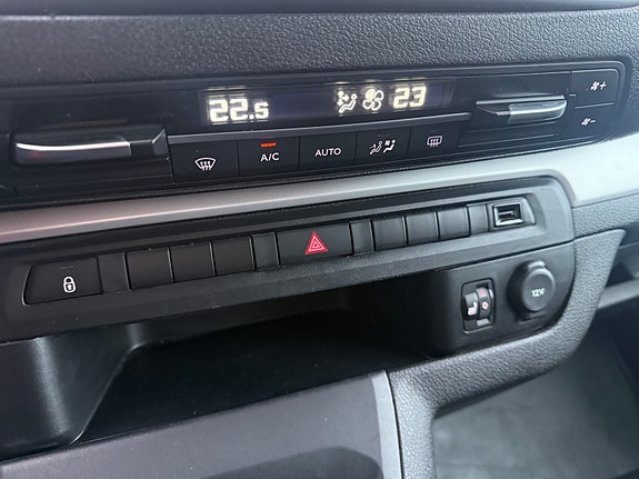 Peugeot Traveller 19 of 24