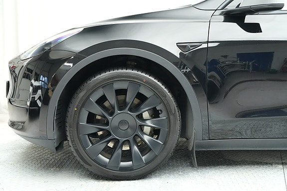Tesla Model Y 7 of 30