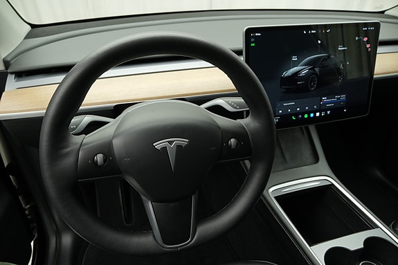 Tesla Model Y 14 of 30