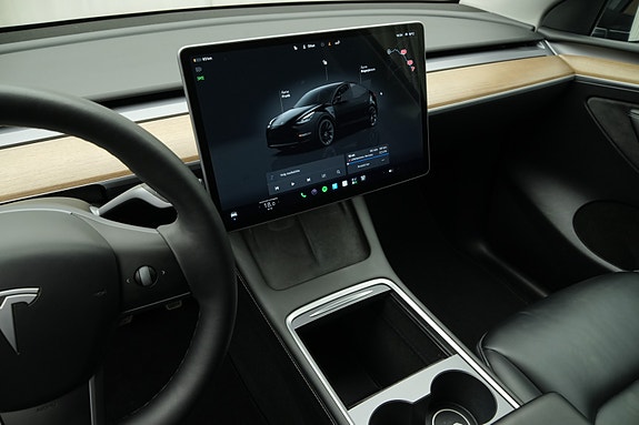 Tesla Model Y 17 of 30