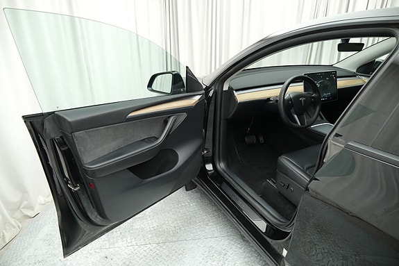 Tesla Model Y 8 of 30