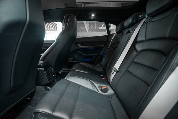 Porsche Taycan Cross Turismo 26 of 27