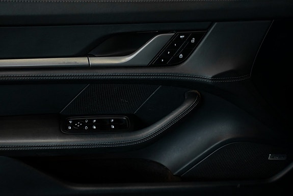 Porsche Taycan Cross Turismo 15 of 27