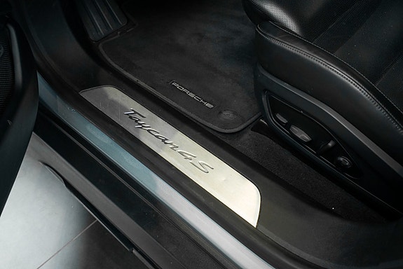 Porsche Taycan Cross Turismo 14 of 27