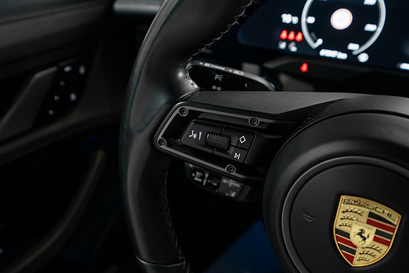 Porsche Taycan Cross Turismo 19 of 27