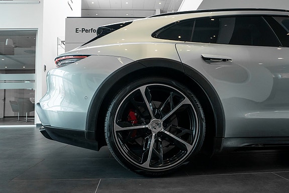 Porsche Taycan Cross Turismo 11 of 27