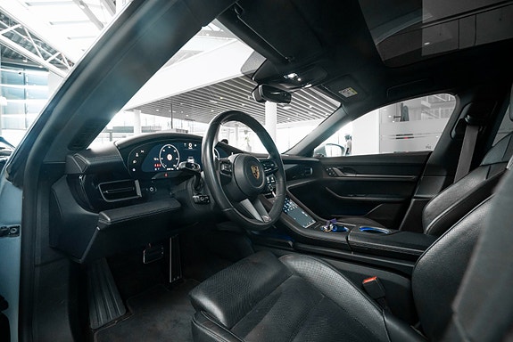 Porsche Taycan Cross Turismo 13 of 27