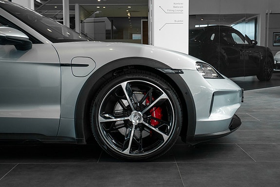 Porsche Taycan Cross Turismo 12 of 27