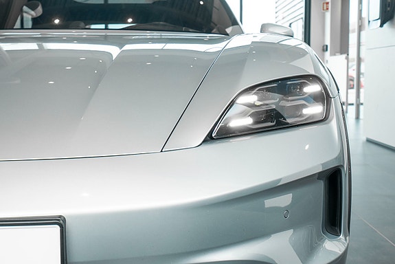 Porsche Taycan Cross Turismo 3 of 27