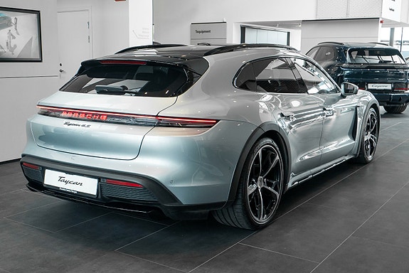 Porsche Taycan Cross Turismo 10 of 27
