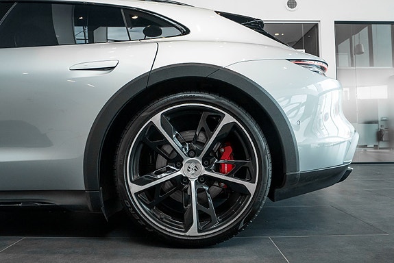 Porsche Taycan Cross Turismo 6 of 27