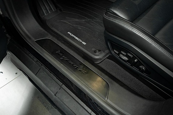 Porsche Taycan Cross Turismo 14 of 27
