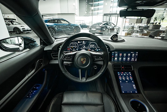 Porsche Taycan Cross Turismo 17 of 27