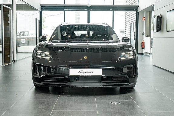 Porsche Taycan Cross Turismo 2 of 27