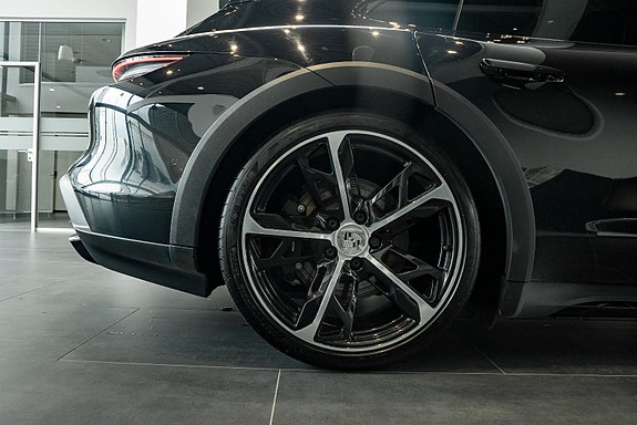 Porsche Taycan Cross Turismo 11 of 27