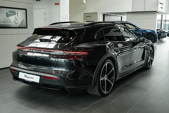 Porsche Taycan Cross Turismo 10 of 27