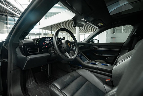 Porsche Taycan Cross Turismo 13 of 27