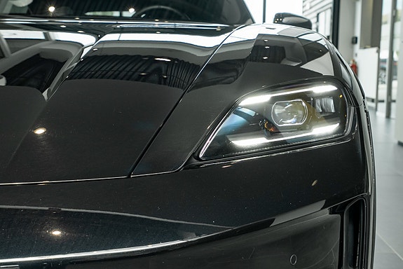 Porsche Taycan Cross Turismo 3 of 27