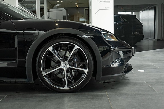 Porsche Taycan Cross Turismo 12 of 27