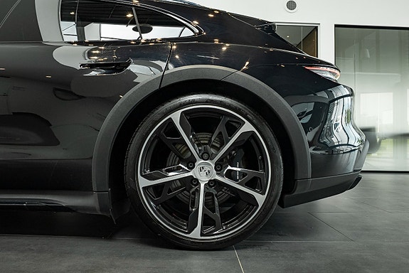 Porsche Taycan Cross Turismo 6 of 27