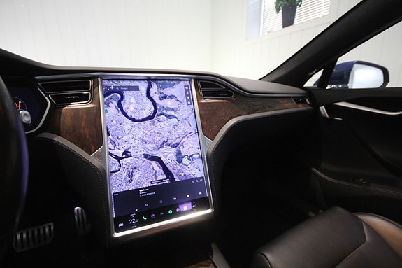 Tesla Model S 22 of 30