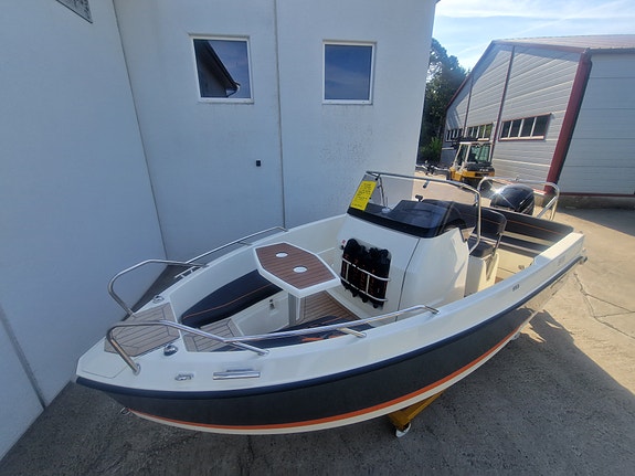 Uttern S53 Premium Edition | Mercury 100 hk | Ferskvannskjørt | Meget velutstyrt 3 of 7