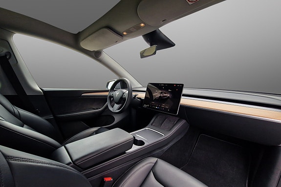 Tesla Model Y 8 of 23