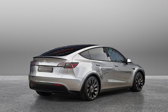 Tesla Model Y 4 of 23