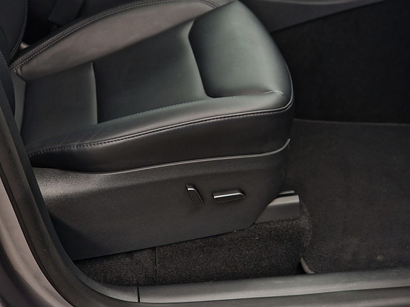 Tesla Model Y 19 of 23