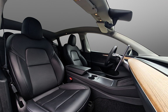 Tesla Model Y 9 of 23