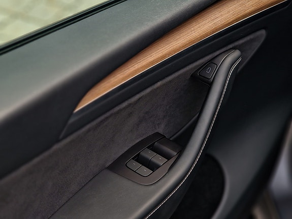 Tesla Model Y 21 of 23