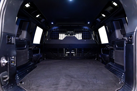 Land Rover Defender 110 13 of 30