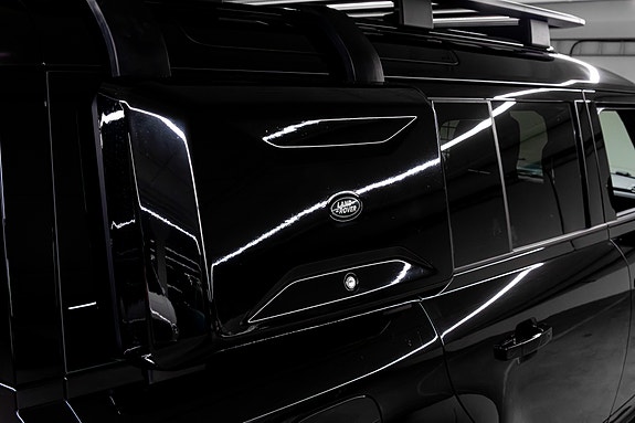 Land Rover Defender 110 16 of 30
