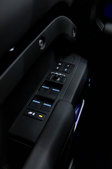 Land Rover Defender 110 22 of 30