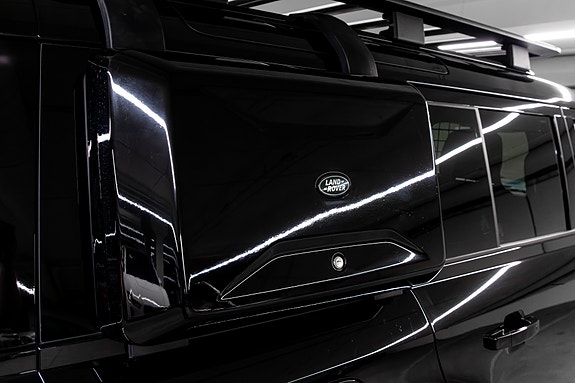 Land Rover Defender 110 17 of 30