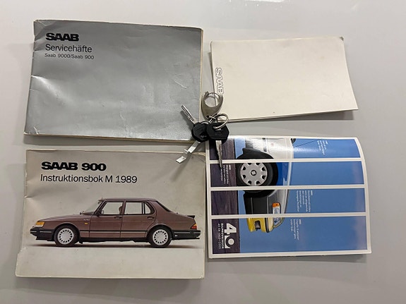 Saab 900 25 of 30