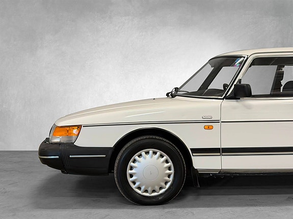 Saab 900 2 of 30
