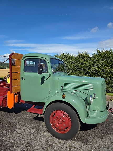 Mercedes-Benz 321 / 48 2 of 21